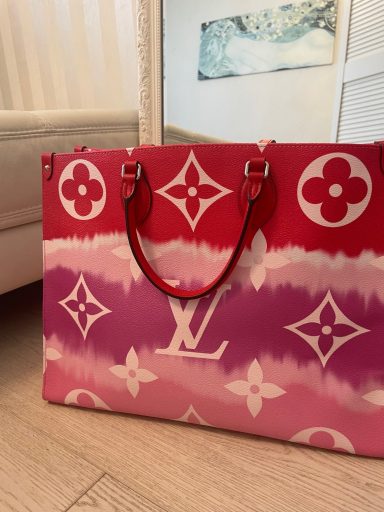 Louis Vuitton: OnTheGo Giant